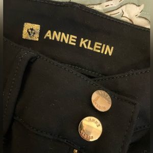 Anne Klein skinny pant. Size 4